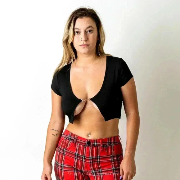 Black Open Front Low Cut Metal Clasp Crop Top - Picture 2 of 7